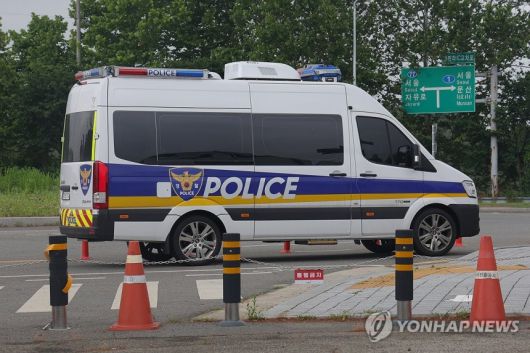 정부가 대북 전단 살포 예방 및 처벌 대책을 논의 중인 가운데 16일 오후 경기 파주시 임진각 입구에 경찰 기동대가 대북 전단 살포 상황을 대비해 대기하고 있다. 연합뉴스