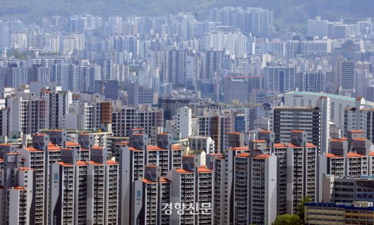 서울 남산에서 바라본 강북 지역의 아파트 단지. 서성일 선임기자