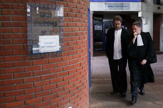 직원을 상대로 괴롭힘·성희롱·성폭력을 가한 혐의를 받는 유비소프트 전직 임원 토미 프랑수아(왼쪽)가 지난 2일(현지시간) 프랑스 보비니 법원에 변호인과 함께 들어서고 있다. AFP연합뉴스