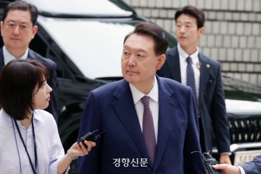 윤석열 전 대통령이 16일 오전 서울 서초구 중앙지방법원에서 열린 내란 우두머리 혐의, 집권남용 권리행사방해 혐의 사건 7차 공판을 받기 위해 법원으로 들어오고 있다. 사진공동취재단