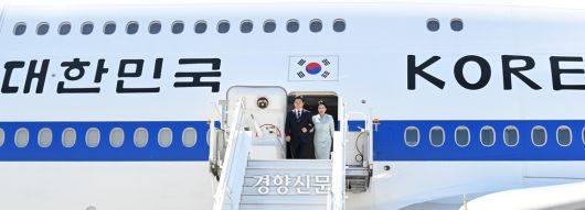 이재명 대통령과 김혜경 여사가 16일 (현지시간) 캘거리공항에 도착하고 있다. 김창길 기자