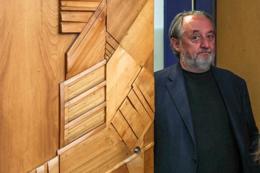 직원을 상대로 괴롭힘·성희롱·성폭력을 가한 혐의를 받는 세르주 아스코에트 전 유비소프트 최고 크리에이티브 책임자가 지난 2일(현지시간) 프랑스 보비니 법원을 나서고 있다. AFP연합뉴스