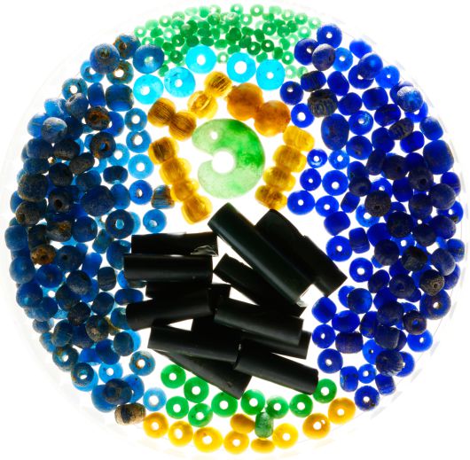 공주 왕릉원 2호분에서 출토된 유리구슬과 옥. 이 중 황색과 녹색 구슬에 사용된 납 성분은 무령왕릉과 동일하게 산지가 태국으로 분석됐다.   국가유산청 제공