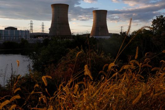 지난해 10월15일, 미국 펜실베이니아 미들타운에서 쓰리마을 원자력발전소 뒤로 해가 지고 있다. 로이터연합뉴스