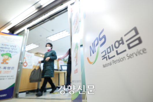 국민연금을 받는 노년층 일부에서 건강보험료 피부양자 자격 상실로 건보료 부담이 커지는 것으로 나타났다. 성동훈 기자