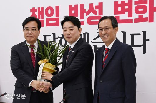 강훈식 대통령비서실장(가운데)과 우상호 정무수석(오른쪽)이 17일 국회 본관 국민의힘 원내대표실에서 송언석 국민의힘 원내대표(왼쪽)를 만나 이재명 대통령의 축하 난을 선물하고 있다. 박민규 선임기자