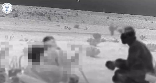 이스라엘 정보기관 모사드가 직접 공개한 작전 모습. 모사드 요원들이 지난 13일(현지시간) 공습에 앞서 이란으로 무기를 밀수하는 모습이 담겨 있다.  모사드