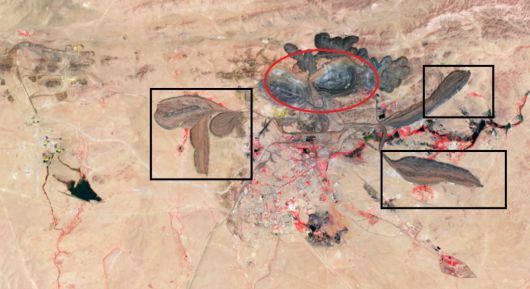 미국 항공우주국(NASA)이 2006년 6월 30일 촬영한 중국 내몽골 바얀오보 광산 위성사진. 빨간색 원 안의 검은 부분이 광산이며 검은 사각형 안 부분은 방사능과 산으로 오염된 찌꺼기(광미)다. 원과 사각형은 경향신문이 표시./NASA