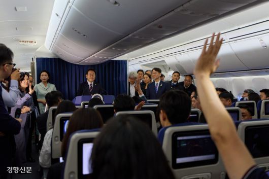 김혜경 여사도 함께한 기내 간담회 이재명 대통령이 16일(현지시간) 주요 7개국(G7) 정상회의 참석을 위해 캐나다로 향하는 전용기 내에서 즉석 기자간담회를 열고 있다. 김창길 기자 cut@kyunghyang.com