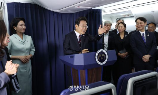 이재명 대통령이 16일 G7 정상회의 참석을 위해 캐나다 캘거리로 향하는 공군 1호기 기내에서 기자회견을 열고 기자들의 질문을 받고 있다. 김창길 기자