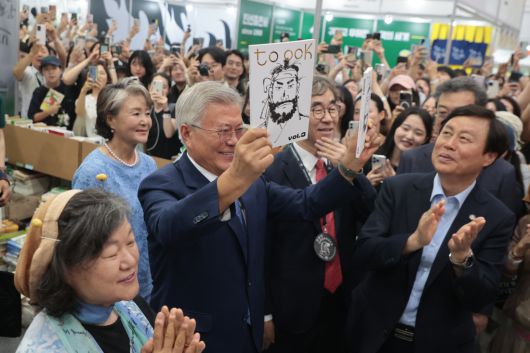 문재인 전 대통령이 18일 서울 강남구 삼성동 코엑스에서 열린 2025 서울국제도서전에서 평산책방 부스를 찾은 독자들과 인사하고 있다. 연합뉴스