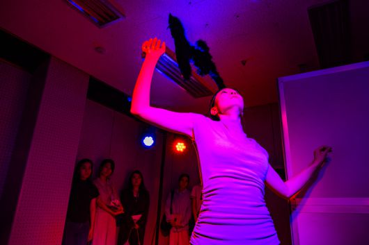 김근태 전 의원이 고문을 받았던 남영동 대공분실 515호 조사실에서 무용수가 몸짓을 이어가고 있다.    민주화운동기념사업회 제공