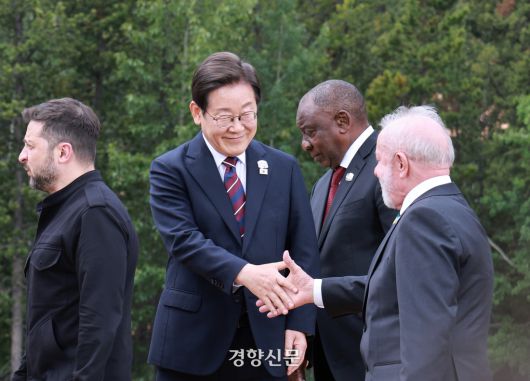 이재명 대통령이 17일(현지시간) 캐나다 앨버타주 카나나스키스 주요 7개국(G7) 정상회의장에서 기념 단체 사진을 촬영한 뒤 루이스 이나시우 룰라 다시우바 브라질 대통령과 악수를 하고 있다. 김창길 기자