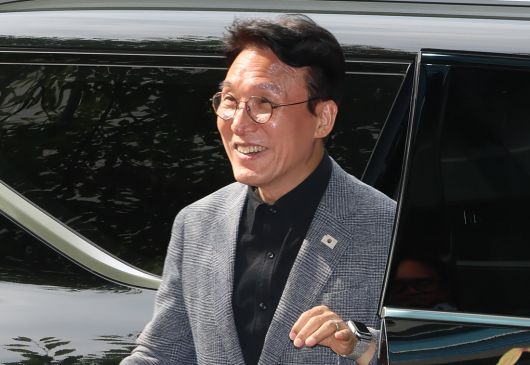 김민석 국무총리 후보자가 18일 서울 종로구 통의동 금융감독연수원에 마련된 인사청문회 준비단 사무실로 출근하고 있다. 연합뉴스