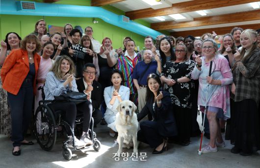 G7 정상회의에 참석하는 이재명 대통령과 함께 캐나다를 방문한 김혜경 여사가 17일(현지시간) 캐나다 캘거리 국립장애인예술센터를 방문해 센터활동가, 은퇴한 안내견 ‘벨라’와 함께 기념촬영을 하고 있다. 김창길 기자