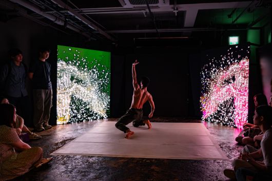 남영동 대공분실 3층의 공간에서 무용수가 몸짓을 이어가고 있다.    민주화운동기념사업회 제공