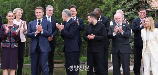 이재명 대통령이 17일(현지시간) 캐나다 앨버타주 캐내내스키스 주요 7개국(G7) 정상회의장에서 G7 및 초청국 정상들과 기념촬영을 마친 뒤 박수를 치고 있다. 김창길 기자