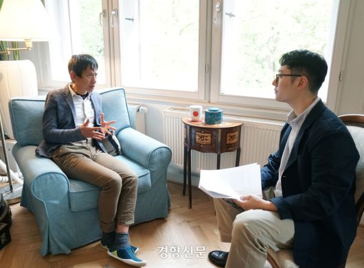샹뱌오 독일 막스플랑크 사회인류학연구소장(왼쪽)이 지난달 22일(현지시간) 독일 할레 막스플랑크 사회인류학연구소에서 기자와 인터뷰하고 있다. 할레(독일) | 김경학 기자