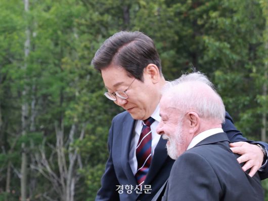 이재명 대통령이 17일(현지시간) 캐나다 앨버타주 카나나스키스 주요 7개국(G7) 정상회의장에서 기념 단체 사진을 촬영한 뒤 루이스 이나시우 룰라 다시우바 브라질 대통령과 인사를 하고 있다. 김창길 기자