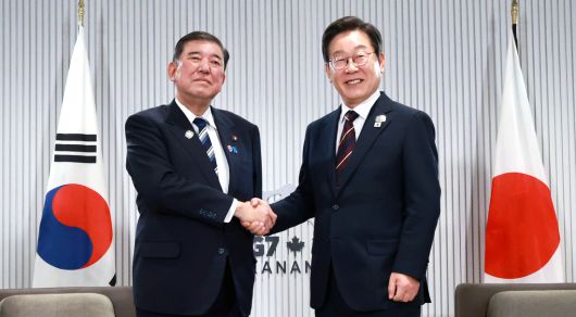 이재명 대통령과 이시바 시게루 일본 총리가 17일(현지시간) 캐나다 앨버타주 캐내내스키스 주요 7개국(G7) 정상회의장에서 열린 한일 정상회담에서 악수하고 있다. 김창길 기자