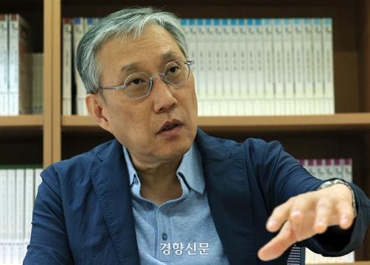 남기정 서울대학교 일본연구소 교수가 지난 16일 서울대 국제대학원 연구실에서 ‘한·일 국교 정상화 60년’과 관련해 인터뷰를 하고 있다. 서성일 선임기자