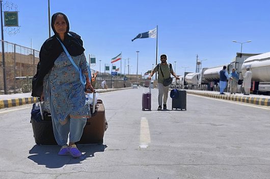 이스라엘의 이란 공습으로 이란에 발이 묶인 파키스탄인들이 18일(현지시간) 파키스탄-이란 국경의 타프탄을 통해 파키스탄으로 향하고 있다. AP연합뉴스