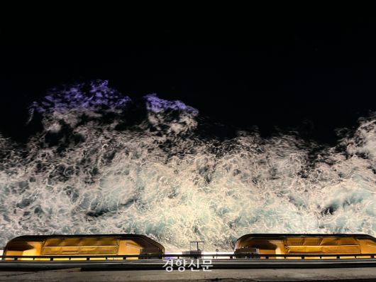 각자의 속도와 방식으로 여정을 즐기는 것, 그 자체가 크루즈 여행의 매력이다. 한밤중 내려다본 바다. 김지윤 기자