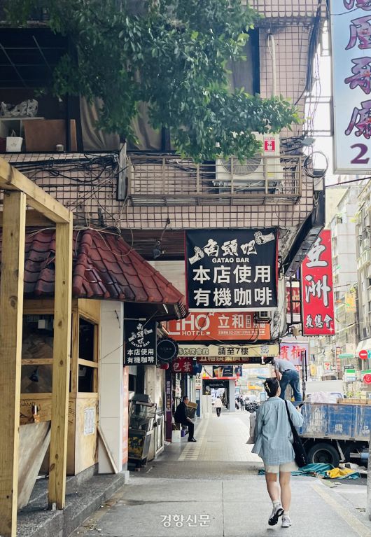 소규모 편집숍, 레트로 CD 가게, 직접 그림을 그려주는 캐리커처 부스, 무심한 듯 자리한 헌책방까지 시먼딩은 정돈되지 않았지만 그래서 더 사람 사는 냄새가 나는 동네였다. 김지윤 기자