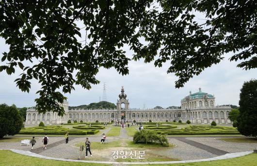 아리타 포세린 파크는 도자기의 본고장답게 정갈한 일본식 건물과 넓은 녹지가 조화를 이루며, 마치 한 폭의 풍경화 속을 거니는 듯한 분위기를 자아낸다. 김지윤 기자