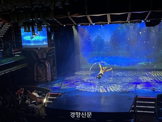 다채로운 프로그램에 참여하며 ‘종일 항해’를 즐기다 보니 ‘크루즈는 은퇴한 부모님 세대의 것’이라는 고정관념도 조금씩 흐려졌다. 김지윤 기자