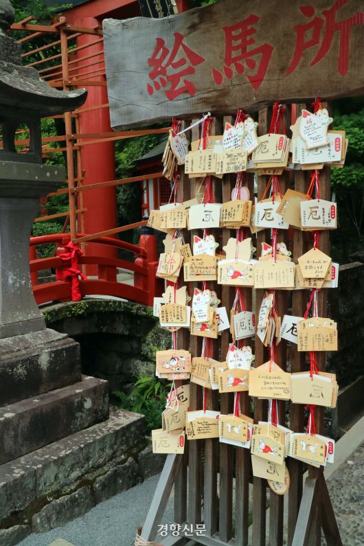 유토쿠 이나리 신사는 벼의 신을 모시는 이나리 신앙의 중심지로, 농사와 상업, 성공을 기원하는 참배객들의 발길이 끊이지 않는다. 김지윤 기자