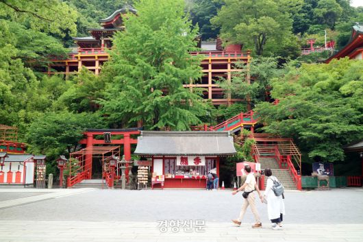 고즈넉한 시골 마을 한가운데 자리한 유토쿠 이나리 신사. 김지윤 기자