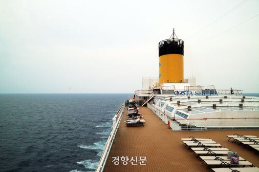 때로는 목적지를 찾아다니느라 분주한 여행 대신 파도 위에 머무는 이 여유야말로 진짜 쉼처럼 느껴졌다. 김지윤 기자