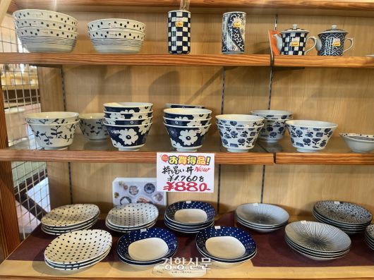 아리타 포세린 파크에선 일본 특유의 정갈한 미감과 장인의 손길이 묻어나는 그릇들을 비교적 합리적인 가격에 만날 수 있다. 김지윤 기자