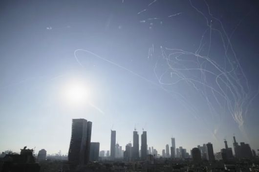 19일 이스라엘 텔아비브 상공에서 이스라엘 방공 시스템이 이란의 미사일을 요격하고 있다. AP연합뉴스