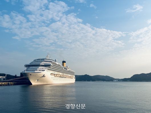 지난 5월25일 부산항을 출발해 대만 지룽을 거쳐 일본 사세보에 정박한 롯데관광의 전세선 코스타 세레나호. 김지윤 기자