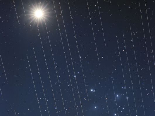 2021년 독일 상공에서 찍은 밤하늘 사진. 사진 전체에 그어져 있는 직선은 스타링크 용도 위성이 지구 궤도를 돌며 만든 궤적이다. 밤하늘 사진에 이렇게 인공 물체가 찍히면 천체 관측 자료로서의 가치가 떨어진다. 국제천문연맹(IAU) 제공