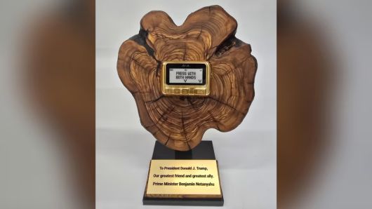 지난 21월 백악관을 방문한 베냐민 네타냐후 이스라엘 총리가 도널드 트럼프 미 대통령에게 취임 선물로 준 황금 호출기. 이스라엘 공보실