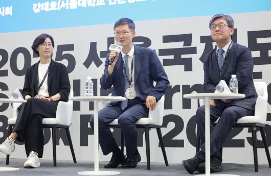 문형배 전 헌법재판소장 권한대행이 22일 서울 강남구 코엑스에서 ‘어른 김장하의 씨앗’이라는 제목으로 열린 서울국제도서전 북토크에 참석해 발언하고 있다. 연합뉴스