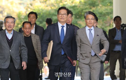 송영길 소나무당 대표가 지난해 11월6일 서울 서초구 서울중앙지법에서 열린 특정범죄가중처벌등에관한법률위반(뇌물)등 결심 공판에 출석하고 있다. 김창길 기자