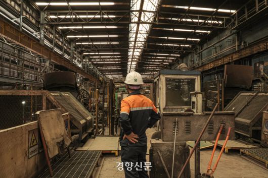 경북 포항시 ‘포스코 포항제철소 1선재공장’에서 지난 16일 만난 선재부 소속 이재석 과장(55)이 지난해 11월 가동을 멈춘 공장을 바라보고 있다. 이씨는 고등학교를 졸업한 1988년부터 이곳에서 36년간 근무했다. 포스코 제공