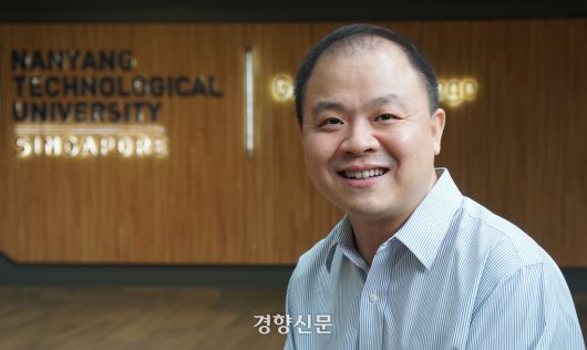 보 안 싱가포르 난양공대(NTU) 컴퓨팅·데이터사이언스대 석좌교수가 지난달 29일 같은 대학 캠퍼스에서 경향신문과 인터뷰를 하고 있다. 싱가포르 | 조문희 기자
