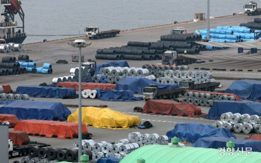 미국 도널드 트럼프 행정부가 모든 수입산 철강·알루미늄 제품에 대해 25% 관세 부과를 시작한 가운데 지난 3월 12일 경기 평택시 평택항에 철강 제품이 쌓여 있다. 권도현 기자