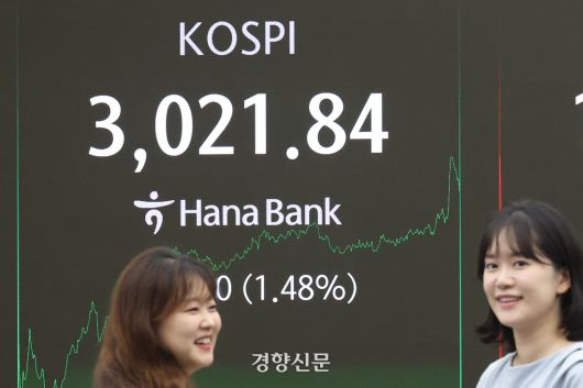 코스피 종가가 전날 대비 44.10포인트(1.48%) 상승한 3021.84원으로 마무리하며 3년6개월 만에 3천선을 넘은 29일 서울 중구 하나은행 딜링룸에서 딜러들이 포즈를 취하고 있다. 한수빈 기자
