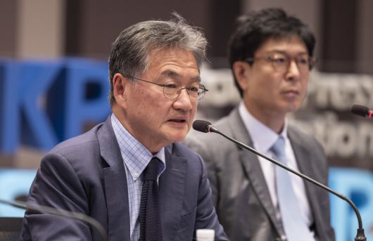 조지프 윤 주한 미국대사대리가 24일 서울 중구 한국프레스센터에서 한국언론진흥재단이 한·미 외교 관계 전망과 과제를 주제로 개최한 초청 세미나에 참석해 패널 질문에 답하고 있다. 연합뉴스