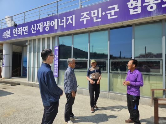전남 신안군 안좌면 안좌도 신재생에너지 주민·군 협동조합 사무실 앞에서 김정대 조합장(오른쪽 첫 번째)과 조합원들이 대화를 나누고 있다. 이종섭 기자