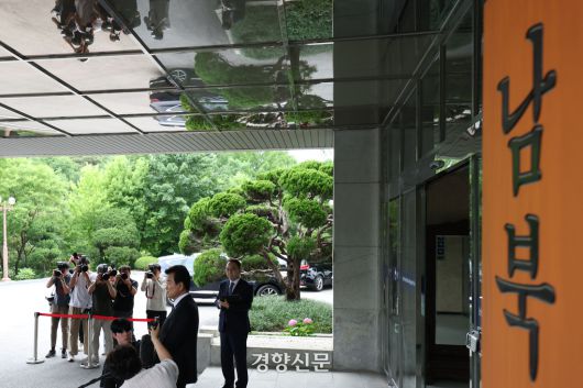 정동영 통일부 장관 내정자가 24일 서울 종로구 남북관계관리단에 마련된 인사청문회 준비 사무실로 출근하며 취재진 질문에 답하고 있다. 한수빈 기자