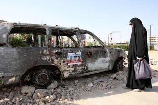 진정한 평화는 언제 23일(현지시간) 이란 테헤란에서 이스라엘 공습으로 불탄 적신월사 구급차를 한 여성이 바라보고 있다. EPA연합뉴스