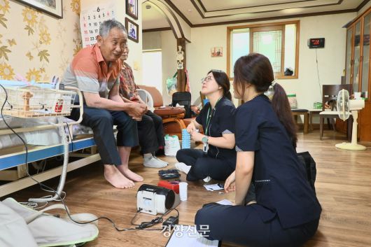 지난 18일 오전 충북 진천군 백곡면에 사는 김수남 할머니·정학영 할아버지 집을 찾은 임혜진 간호사(사진 가운데)와 이지혜 사회복지사가 두 사람과 대화하고 있다. 이삭 기자.