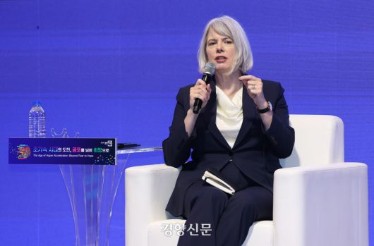 지나 네프 영국 케임브리지대 민더루 기술 민주주의 센터장이 ‘숨가쁜 변화, 문명사적 대전환’에 대해 대담하고 있다. 2025.6.25 이준헌 기자